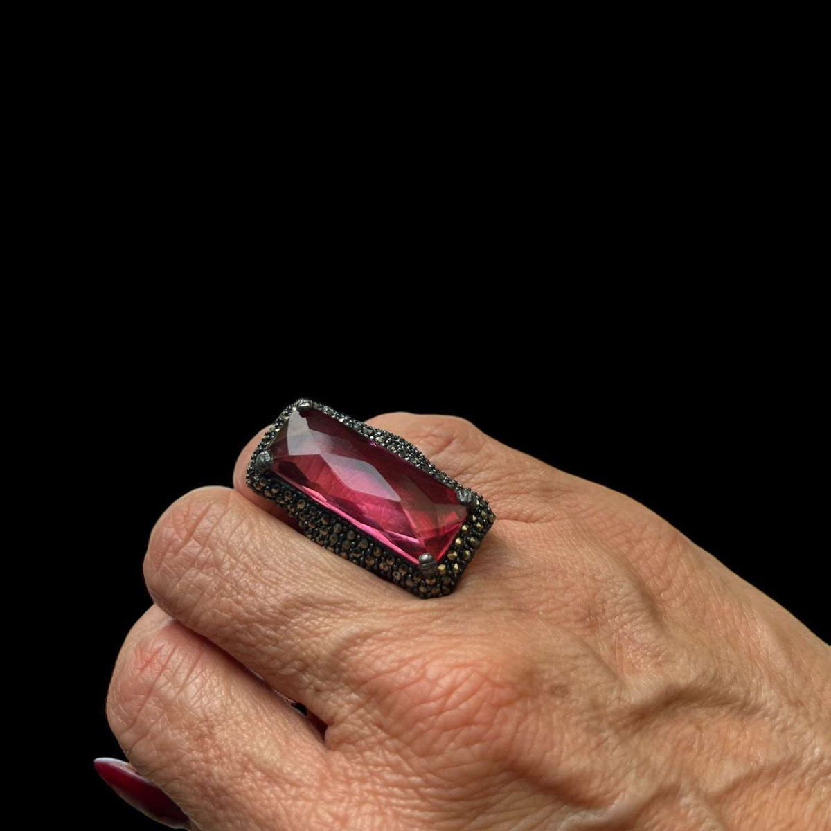 Detalle Anillo Bag Pavonado - Alta Joyería México Regina Castillo