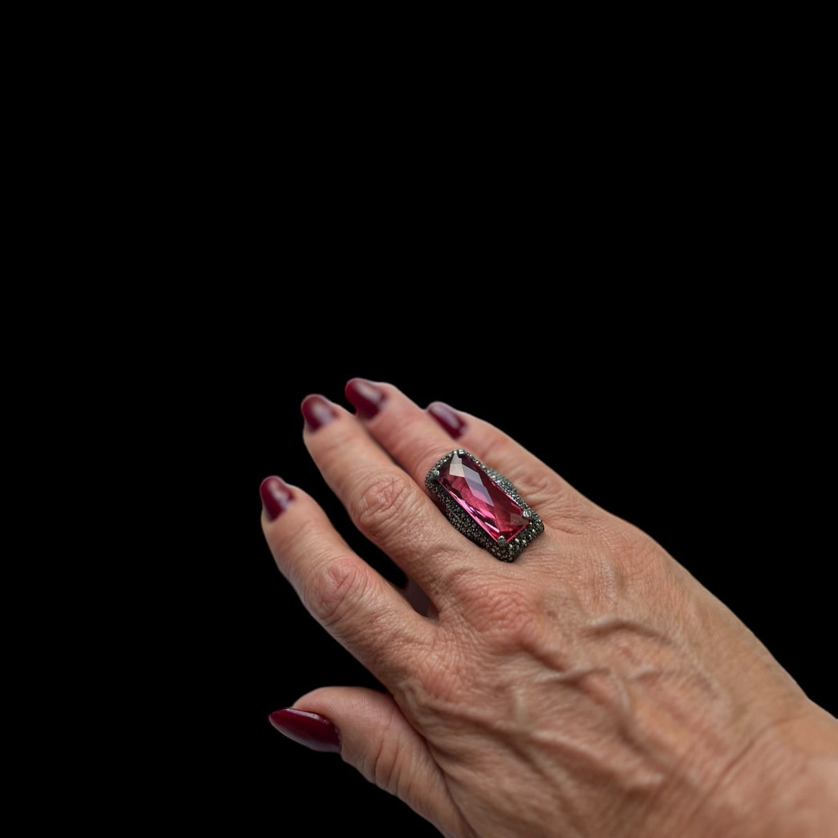 Anillo Bag Pavonado Centro Rosa de Joyería Regina Castillo