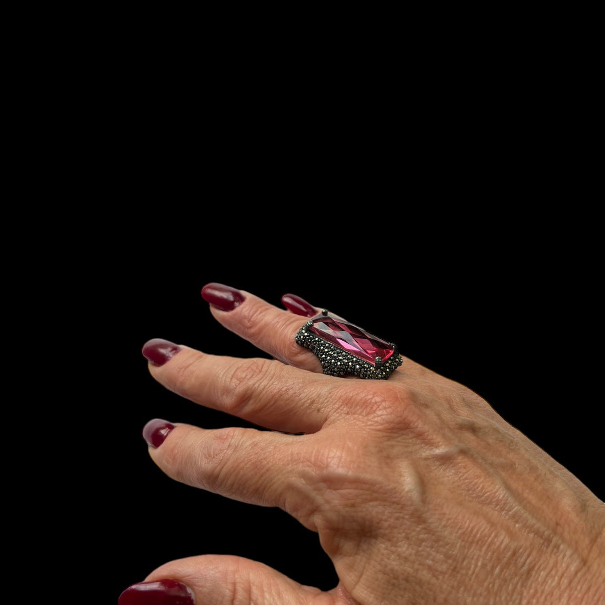 Anillo Bag Pavonado Centro Rosa de Joyería Regina Castillo