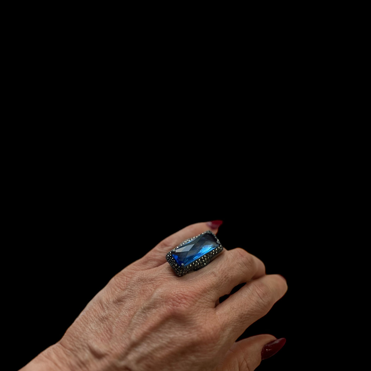 Exclusivo Anillo Bag Pavonado Azul - Joyería de Lujo por Regina Castillo