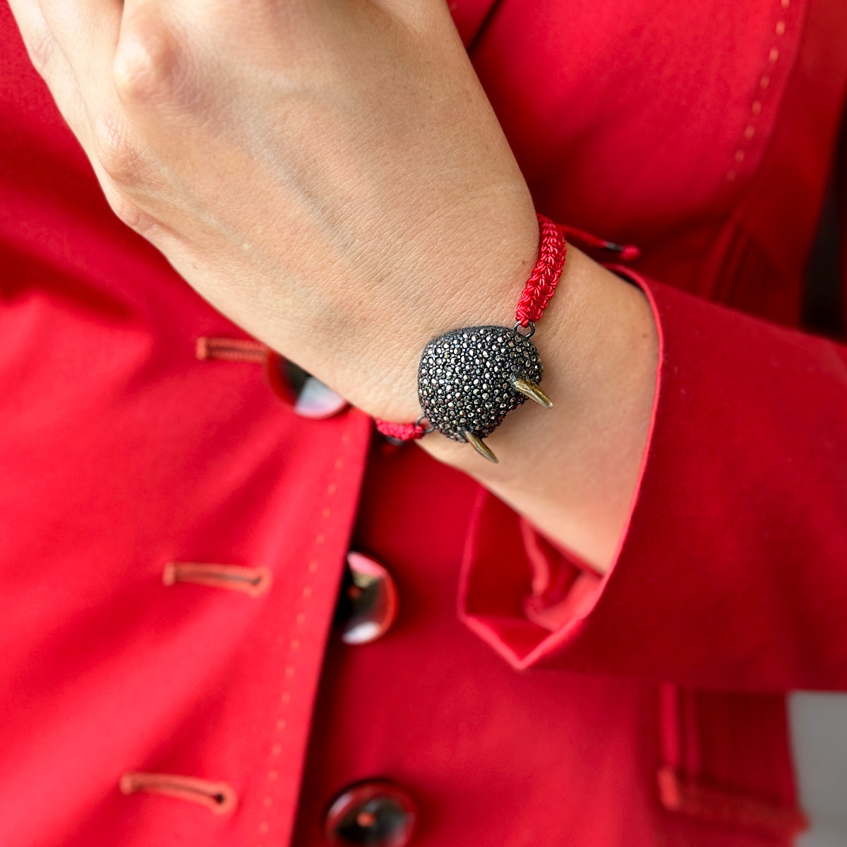 PULSERA TEJIDA CORAZÓN CON CUERNO Pulseras de Joyería Regina Castillo