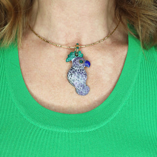 COLLAR RIGIDO GOLD + DIJE AVE Collares de Joyería Regina Castillo