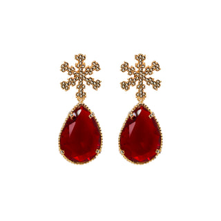 Aretes dorados con copo de nieve y drop rojo, detalles pavé